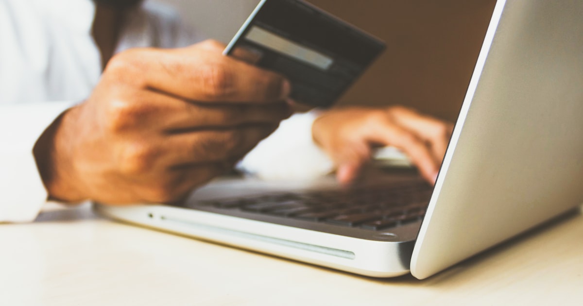 Tienda online para un negocio local en Galicia: cuándo tiene sentido y cuándo no